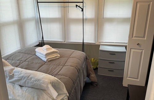 Keego Harbor Apartment | Charming 2-bedroom apartment with AC, WiFi in Pleasant Keego Harbor