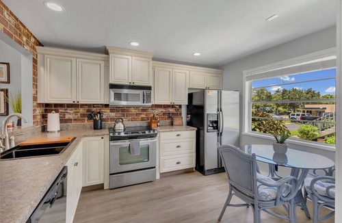 Historic Downtown Melbourne Condo | Charming 2 Bedrooms & 1 Bath Ground Level+End Unit Condo in Melbourne with WiFi