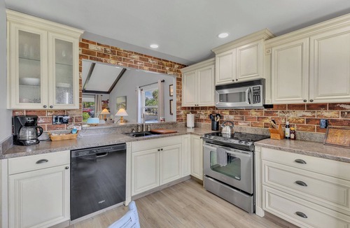 Historic Downtown Melbourne Condo | Charming 2 Bedrooms & 1 Bath Ground Level+End Unit Condo in Melbourne with WiFi