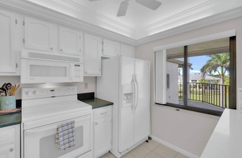 Mid Island Condo | Charming 2b-2b condo in beautiful Fort Myers Beach- 10 min walk to the beach .