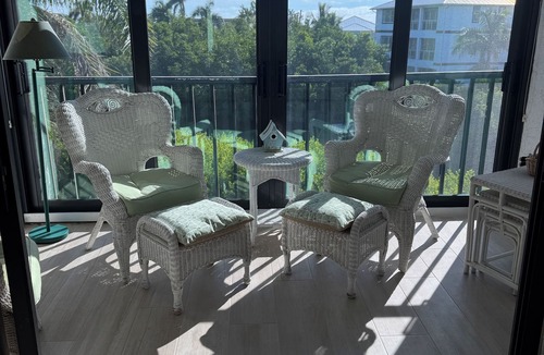 Mid Island Condo | Charming 2b-2b condo in beautiful Fort Myers Beach- 10 min walk to the beach .