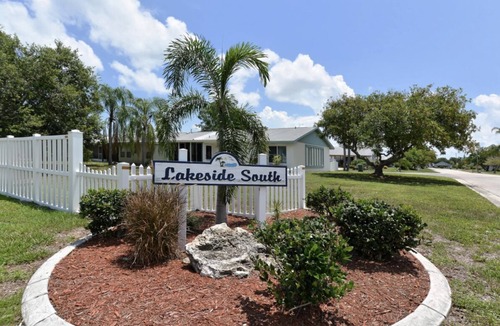 Bradenton Villa | Charming 3 bd 2 ba villa in cool Bradenton. WiFi AC laundry lanai community pool