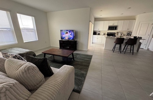 Haines City House | Charming 3-bedroom house in beautiful Lake Hamilton with AC 10 min from Legoland