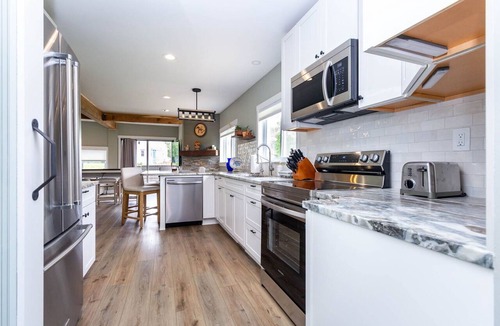 Wayne County House | Charming 3-bedroom Canal House located on Silver Creek with Lake Erie access.