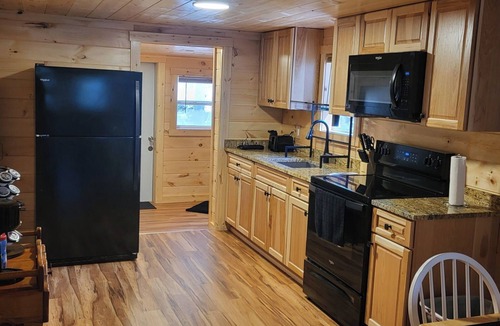Greentown Cabin | Charming 3-bedroom cabin with WiFi, AC in Promised Land State Park