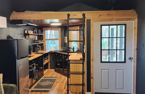 Brooklet Cabin | Charming 3-bedroom Getaway cabin in lovely Guyton, Ga.