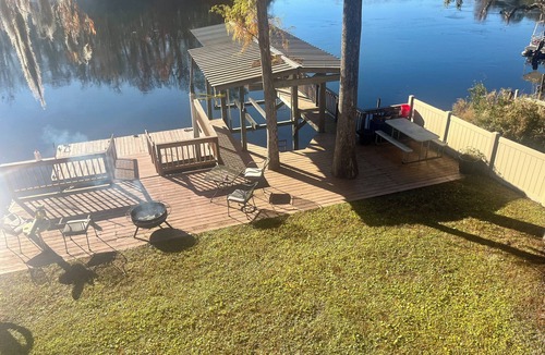 Kingsland House | Charming 3-bedroom home that sits on the water of the St Mary’s River.