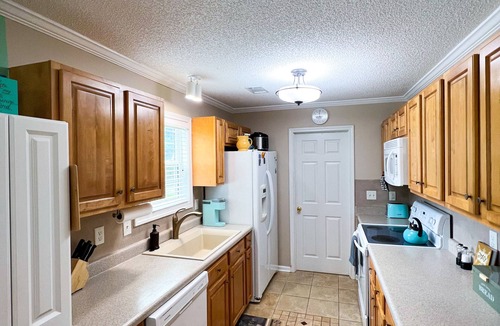 Thomaston House | Charming 3-bedroom house on 3 acres in Thomaston with WiFi, fitness eqpmnt, AC