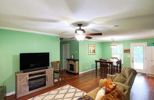 Thomaston House | Charming 3-bedroom house on 3 acres in Thomaston with WiFi, fitness eqpmnt, AC
