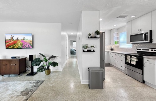 Arlington Park House | Charming 3-bedroom house minutes to beaches, park, hospital, downtown Sarasota