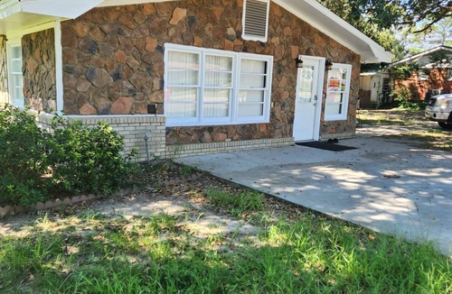 Eastman House | Charming 3-bedroom house with WiFi, AC in Eastman