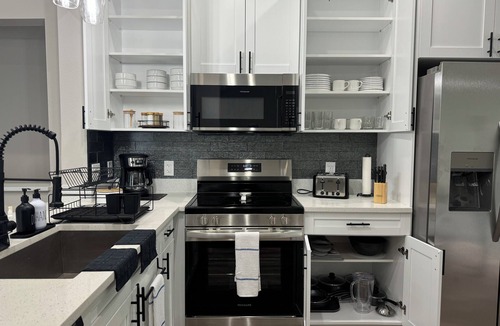 Seffner Community Alliance House | Charming 3-bedroom house in Tampa: Free parking, Pet Friendly, Full Kitchen