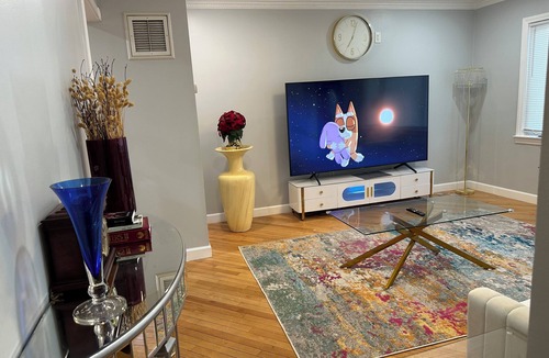 Vauxhall House | Charming 3-bedroom house in Union with AC and WiFi.n