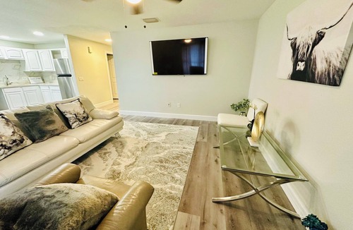 Westminister House | Charming 3-bedroom- 2 bathroom house, by JetBlue Park.