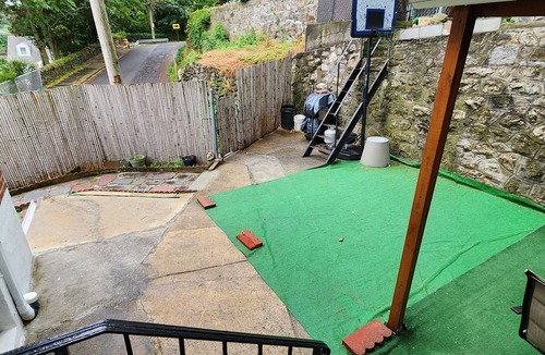 North Side House | Charming 3-bedroom house with WiFi free parking