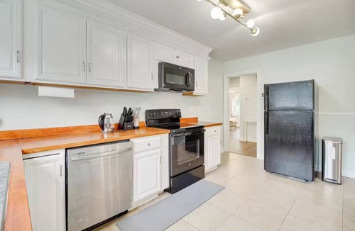Midtown House | Charming 3BR, 8mins to DT Pets friendly& fenced backyard w/foosball