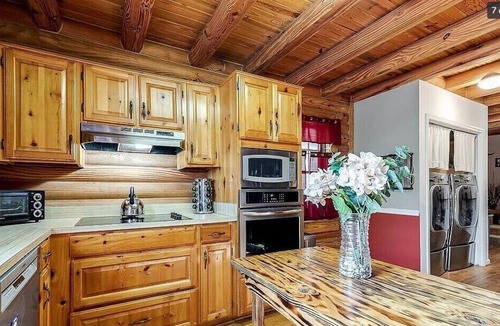 Eden House | Charming 3BR Log Cabin on 5-Acre Private Lot in Pembroke