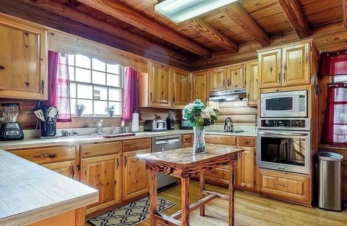 Eden House | Charming 3BR Log Cabin on 5-Acre Private Lot in Pembroke