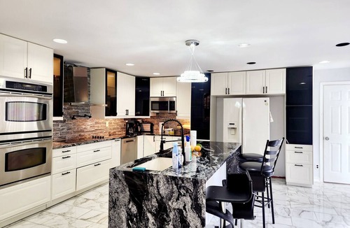 Bay Shore House | Charming 5-bedroom house with WiFi, AC in lovely Bay Shore