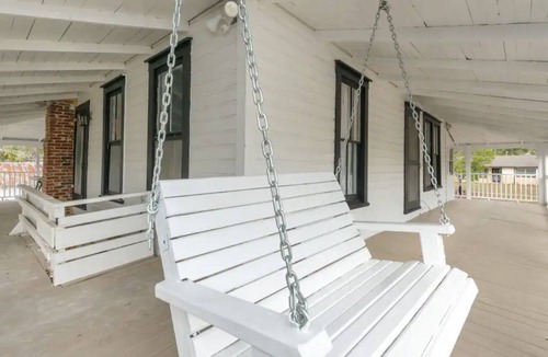Clermont House | Charming and Historic Southern Homestead
