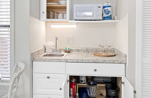 Silver Sands Beach Apartment | Charming Beach Studio With Pool