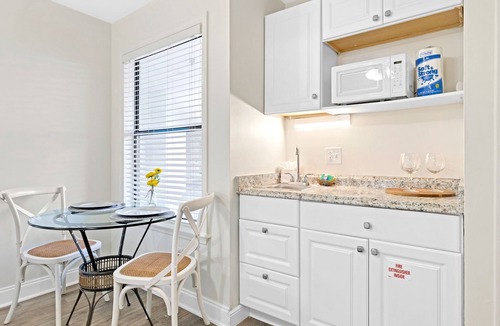Silver Sands Beach Apartment | Charming Beach Studio With Pool