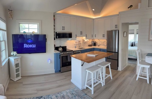 Stone Harbor House | CHARMING BOUTIQUE COASTAL COTTAGE - New Build - 2 Blocks From Beach & Bay