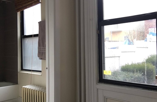 The Heights Apartment | Charming Bright Apartment, Parking, 20 mins to NYC