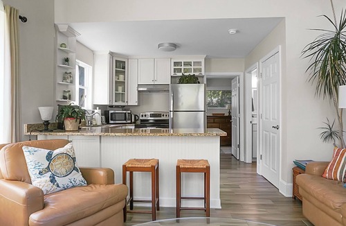 The Meadows Cottage | Charming cottage! Central to beach & downtown