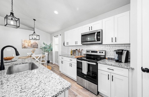 High Springs House | Charming Downtown High Springs Retreat. 3Bedroom 2Bath. 2 blocks to downtown