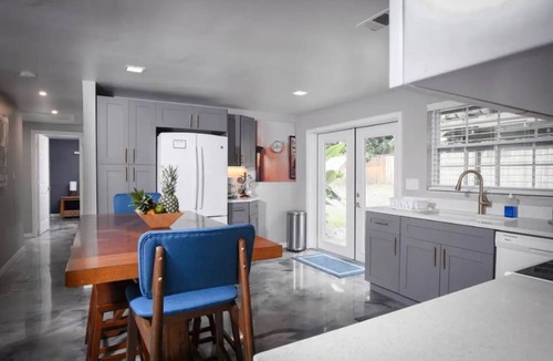 Seffner Community Alliance House | Charming Family Oasis - Dog-Friendly - Backyard