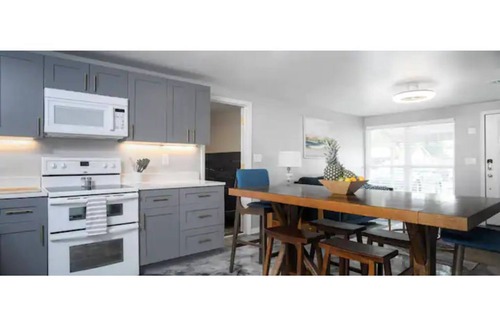 Seffner Community Alliance House | Charming Family Oasis - Dog-Friendly - Backyard
