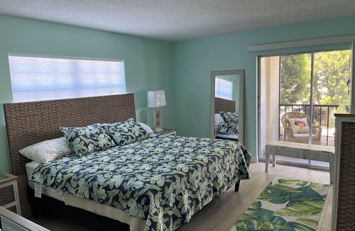Englewood South Condo | Charming Ground Floor, 2bd-2bh Condo, 2 miles to Beaches, Private W/D