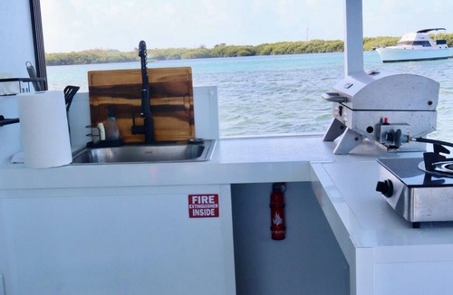 Upper Matecumbe Key Boat Rental | Charming house boat with 2 bedrooms and WiFi, AC in wonderful Islamorada