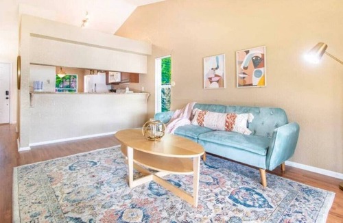 Seffner Community Alliance House | Charming Lake-Front Home with Sun Room