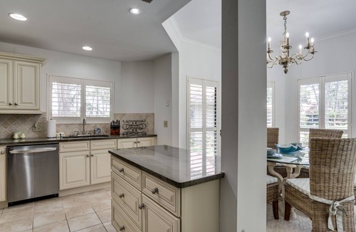 Miramar Beach House | Charming Lakeside Cottage On Lake*Close To Pool, Beach, & Baytown*Screened Porch