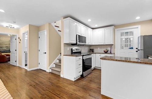 West Hills Cottage | Charming newly renovated 2-bedroom cottage with WiFi, AC,Parking spot Huntington