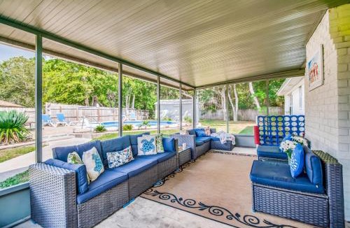 Myrtle Grove House | Charming Pensacola Home Pool Lanai