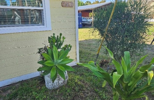Moore Haven House | Charming Pet Friendly 3-bedroom 1- Bath house with WiFi & AC in Moore Haven