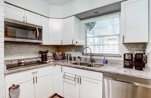 South Pinellas Community Council House | Charming private bungalow w/hot tub near beaches 3BR