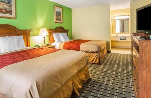 Douglas Hotel | Charming Room w/Outdoor Pool, Near Pine Street Park