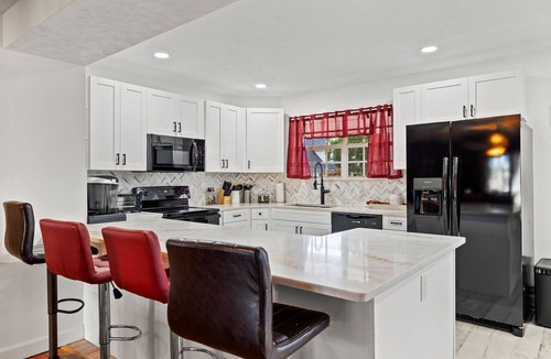 Lake Magdalene House | Charming Tampa Lakehouse - Prime Location close to everything!