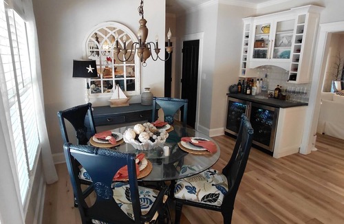 Gainesville House | Charming three bedroom woodland retreat with chef kitchen and spa tub.