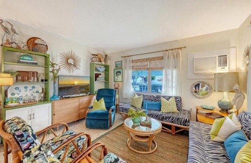 Sarasota Apartment | Charming Vintage Lido Key Villa - Steps to Beach !