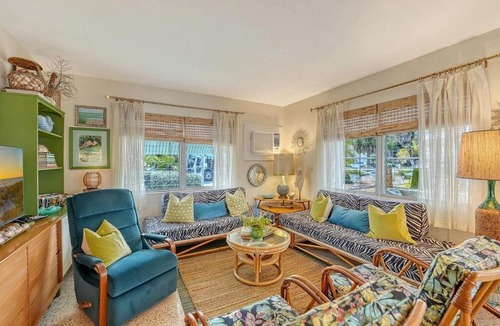 Sarasota Apartment | Charming Vintage Lido Key Villa - Steps to Beach !