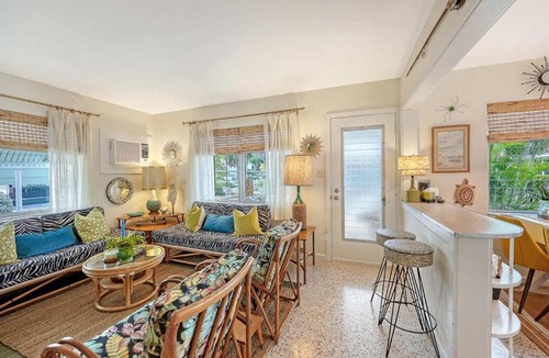Sarasota Apartment | Charming Vintage Lido Key Villa - Steps to Beach !