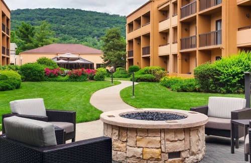 Mahwah House | Check out Ramapo Valley County Reservation! 4 Units with FREE Parking! Pool!