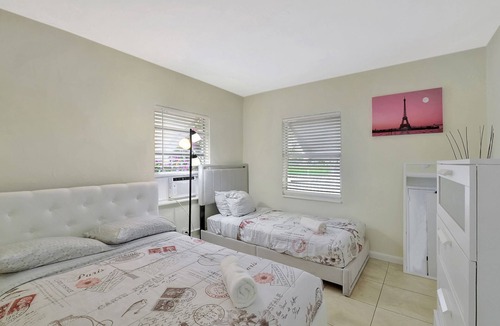 Delray Beach Cottage | Cheerful 2 bed cottage, East Delray Beach, pets ok, walk to Atlantic