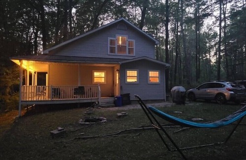Evart Cottage | Cheerful 3-brd, 2 full bth cottage with DNR launch lake access on Chippewa Lake