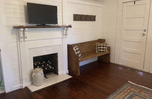Coolidge Cottage | Cheerful Cottage, full of Southern Charm